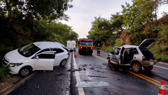 Colisão entre dois carros deixa quatro mortos e um ferido grave na GO-060