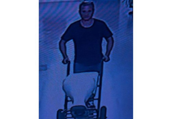 Ex-vereadora leva embora privada ao esvaziar gabinete