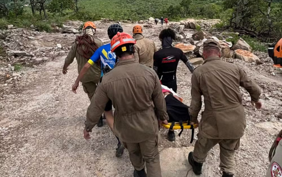 Mulher sofre queda durante trilha e é resgatada pelos Bombeiros