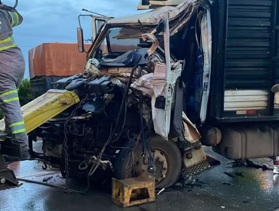 Acidente entre caminhões deixa um morto na BR-163
