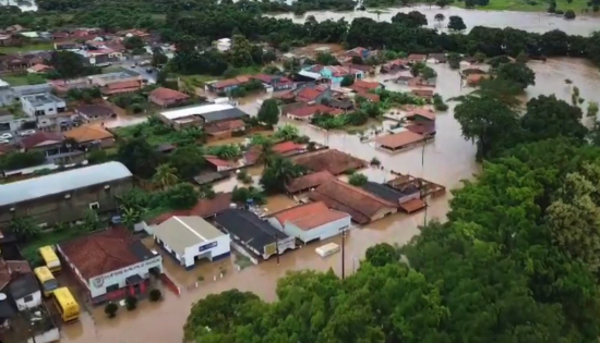  Rio transborda, forma cabeça d'água e deixa municípios de MT em alerta após tempestade