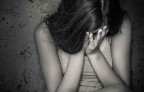 Surtado de ciúmes, homem bate na mulher na frente das filhas em Barra do Garças