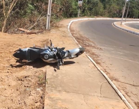 Jovem de 20 anos morre após perder controle de motocicleta e ser arremessado contra poste em Barra do Garças