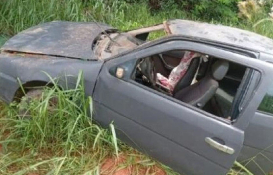 Grávida e mais duas pessoas ficam feridas após carro sair da pista 