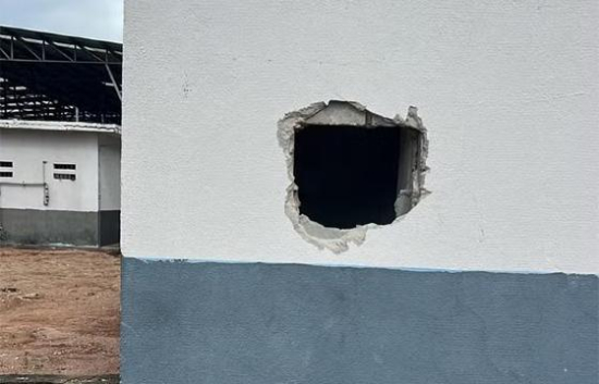 Presos fazem buraco em banheiro e tentam fugir de penitenciária em MT