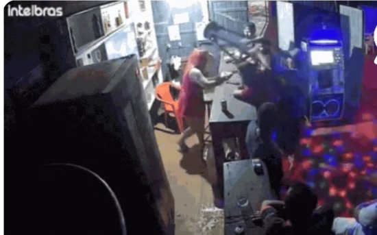 Homem é preso por tentativa de homicídio após agredir atendente com banco de madeira