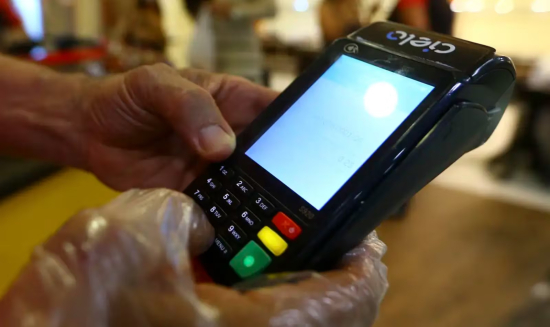 Juros do rotativo do cartão de crédito sobem pelo quarto mês seguido e atingem 450,5% ao ano