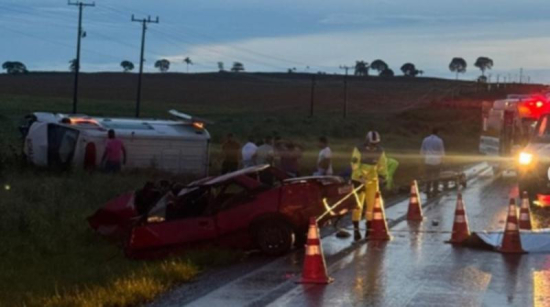 Homem morre em grave acidente entre carro e ambulância; três pessoas ficam feridas