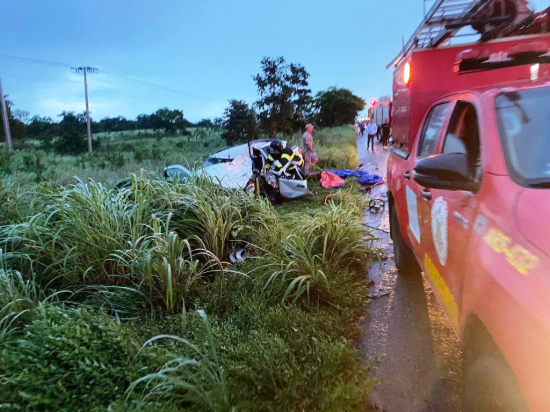 Bombeiros retiram vítima presa às ferragens após acidente na BR-070
