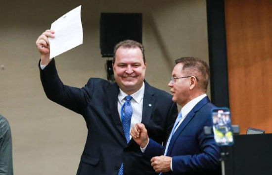 Max Russi assume presidência da ALMT; nova Mesa Diretora toma posse