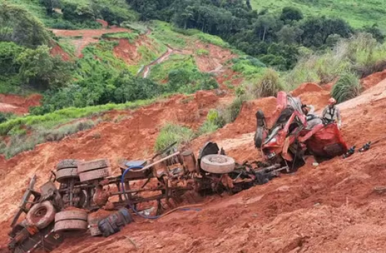 Motorista de caminhão morre após perder controle da direção e cair em ribanceira em MT