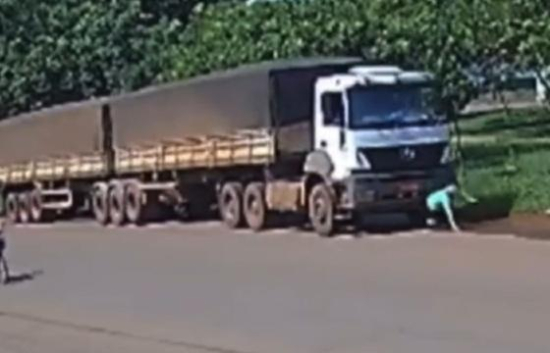 Idosa sobrevive após ser derrubada e atropelada por carreta em Canarana (MT)