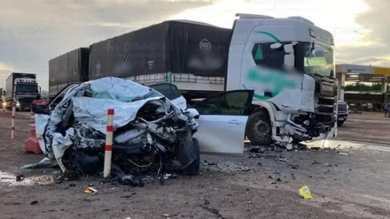 Três pessoas morrem em acidente entre carro e carreta na BR-163