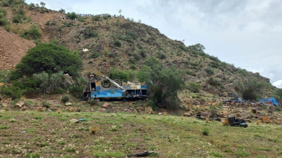 Ônibus cai em abismo de 800 metros e deixa ao menos 30 mortos