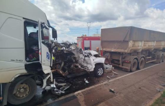 Motorista morre após carro ser esmagado entre carretas na BR-163