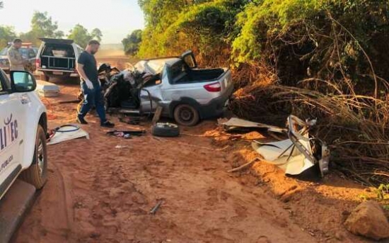 Colisão frontal entre carro e carreta deixa três mortos e duas vítimas em estado grave na BR-158