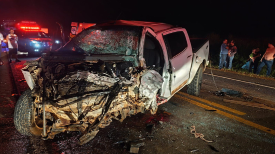 Grave acidente envolvendo duas caminhonetes deixa 2 mortos na BR-414