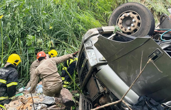 Bombeiros retiram vítima presa às ferragens após acidente na Serra do Mangaval