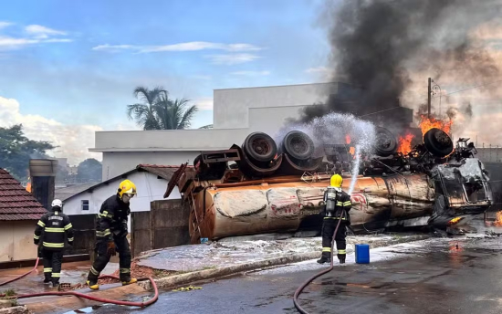 Caminhão-tanque com 23 mil litros de etanol capota e explode 