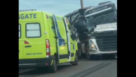 Acidente entre carretas e caminhonete interdita trecho da BR-163 