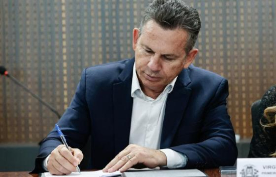 Governador assina decreto e libera repasse de R$ 144 milhões a municípios para compensar perdas