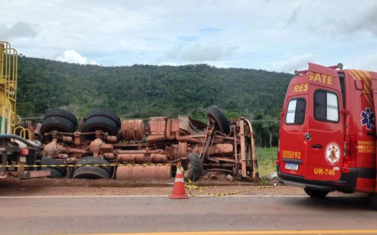 Corpo de Bombeiros retira vítima presa às ferragens de caminhão após acidente na BR-163