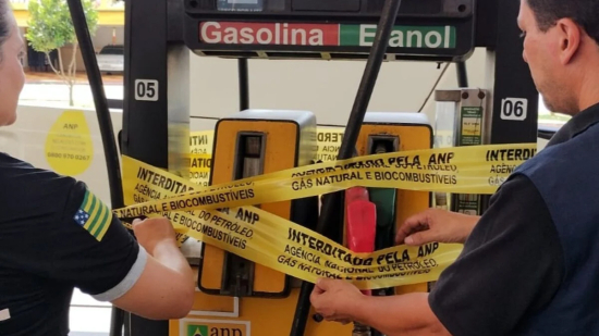 Posto de combustíveis é interditado e distribuidora de lubrificantes autuada em operação da Polícia Civil 