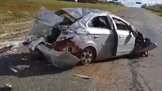 Homem morre e três ficam gravemente feridos em capotamento na BR-060