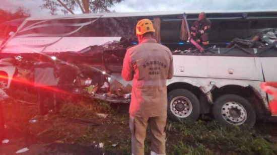 Colisão entre caminhão e ônibus na BR-020 deixa um morto e dois feridos em Goiás