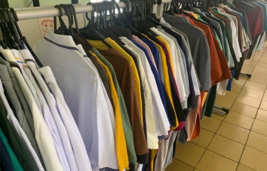 Polícia apreende R$ 100 mil em roupas falsificadas no Setor Jaó, em Goiânia