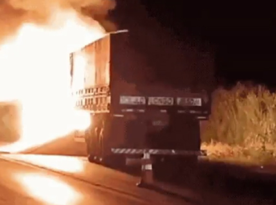 Carreta carregada de soja pega fogo na BR-163