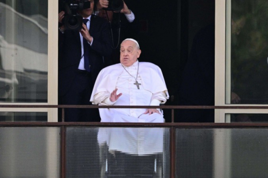 Médicos cogitaram interromper tratamento para o papa 