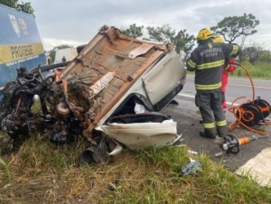 Motorista morre em colisão entre caminhonete e carro-forte na BR-040