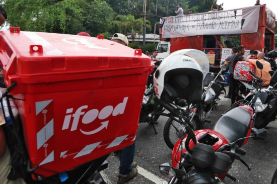 Entregadores de aplicativos paralisam atividades e cobram reajustes