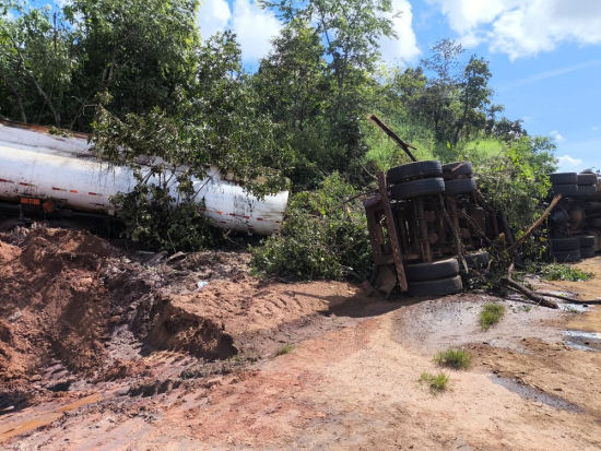 Motorista fica ferido após carreta carregada de diesel tombar em rodovia de MT
