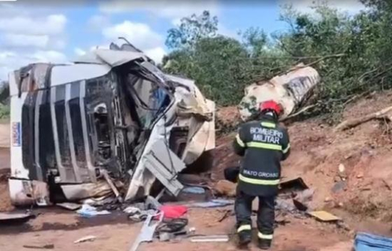 Motorista fica ferido após carreta carregada com diesel tombar na MT-130