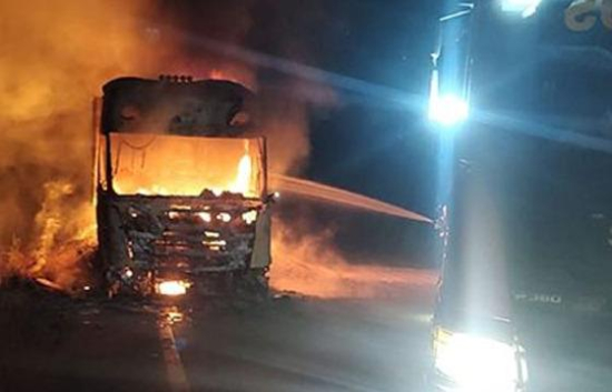 Caminhão pega fogo após pneu estourar em estrada da região Araguaia