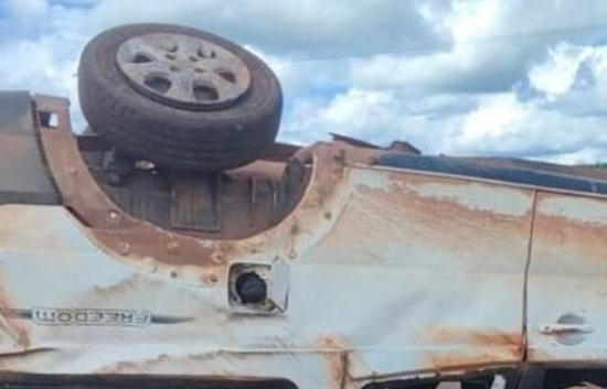 Homem morre e mulher fica ferida em capotamento na MT-220