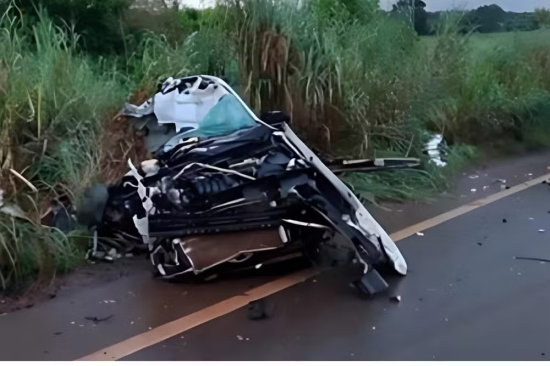 Adolescentes morrem em grave acidente após batida contra carreta em rodovia de MT; um deles dirigia o veículo
