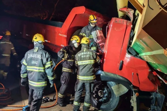 Acidente entre caminhões mata uma pessoa em Goiás