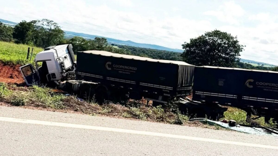 Duas pessoas morrem em colisão frontal entre carro e carreta na GO-217
