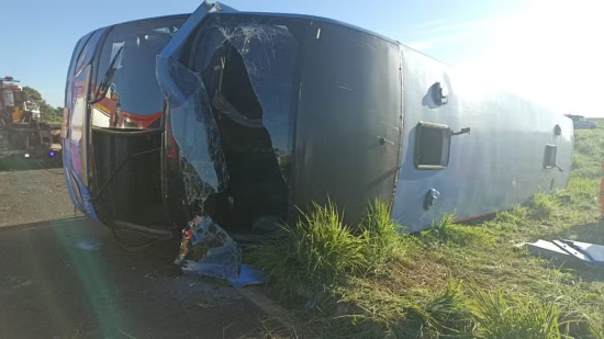 Ônibus que tombou em rodovia de MG saiu de Goiás; acidente deixa 11 mortos, incluindo duas crianças
