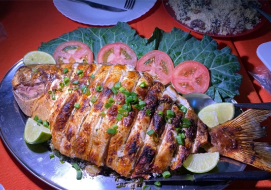 Filha de ribeirinhos ensina preparo de pacu na brasa