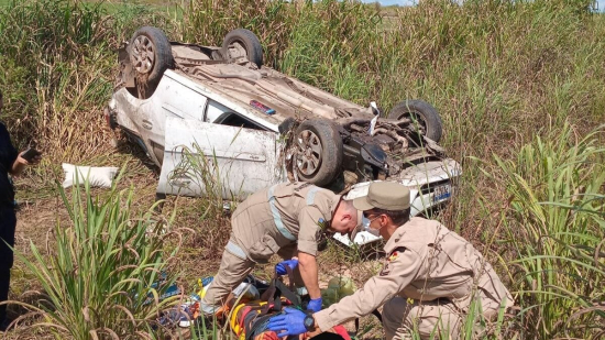Duas pessoas ficam feridas após capotamento na BR-349