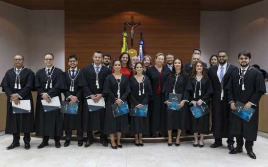 Tribunal empossa 10 juízes aprovados em concurso para comarcas de MT; veja nomes