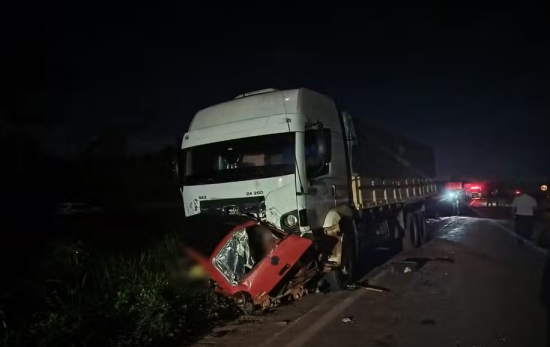 Cinco pessoas morrem em colisão entre carro e carreta na BR-163, em Mato Grosso