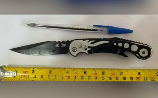 Estudante de 15 anos agride professor com canivete enquanto ele escrevia no quadro, diz polícia