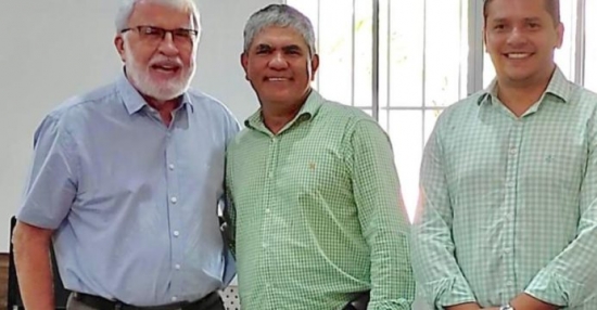 PREFEITO ADELCINO, DE PONTAL DO ARAGUAIA, RECEBE A VISITA DO PADRE WALDOMIRO DURANTE MUDANÇA DE ENDEREÇO DA PREFEITURA