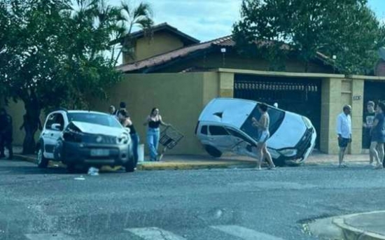 Carro quase invade casa após se colidir com outro em Barra do Garças
