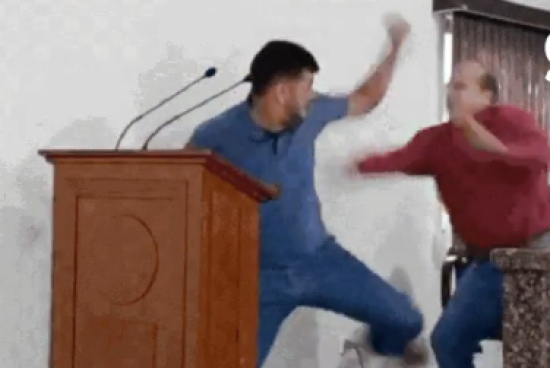 Vereadores trocam socos durante sessão da Câmara em MT